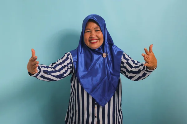 Vänlig Medelålders Asiatisk Kvinna Blå Hijab Och Randig Skjorta Breder — Stockfoto