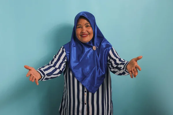 Eine Freundliche Asiatin Mittleren Alters Blauem Hijab Und Gestreiftem Hemd — Stockfoto