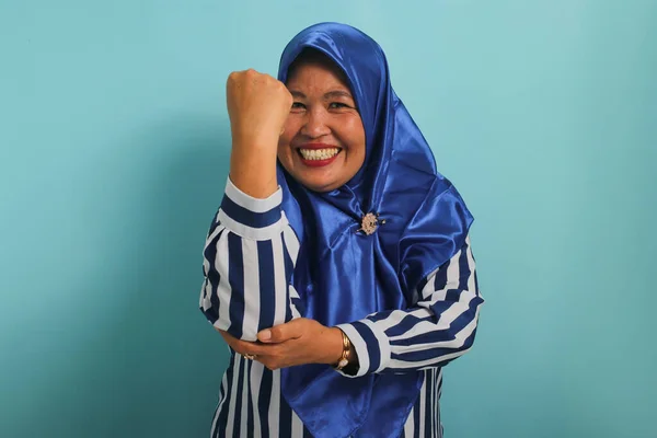Seorang Wanita Asia Berusia Menengah Yang Tersenyum Mengenakan Jilbab Biru — Stok Foto