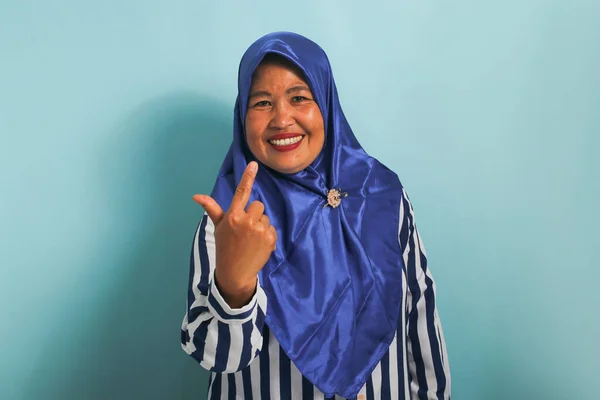 Uma Mulher Asiática Meia Idade Hijab Azul Camisa Listrada Confiantemente — Fotografia de Stock