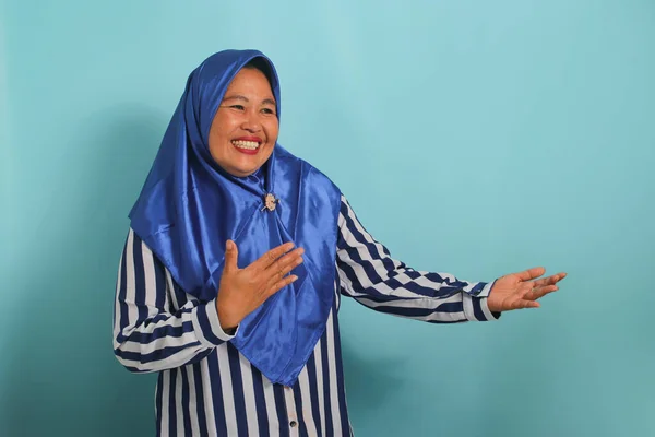 Una Donna Asiatica Mezza Età Indossando Hijab Blu Una Camicia — Foto Stock