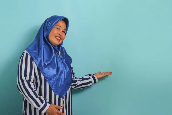 Asijka Středního Věku Oblečená Modrém Hidžábu Pruhované Košili Natáhne Ruce — Stock fotografie