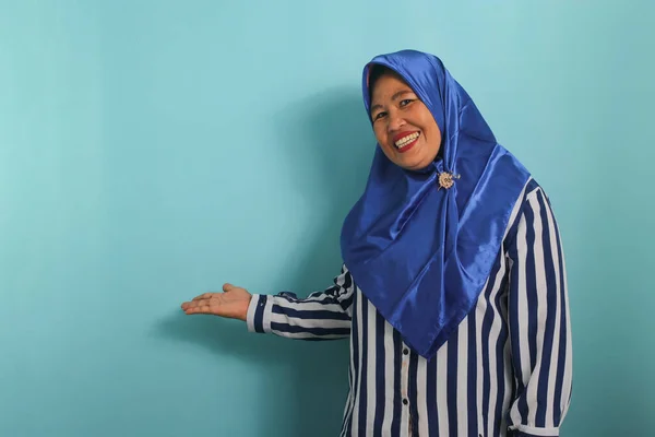 Seorang Wanita Asia Paruh Baya Mengenakan Jilbab Biru Dan Kemeja — Stok Foto