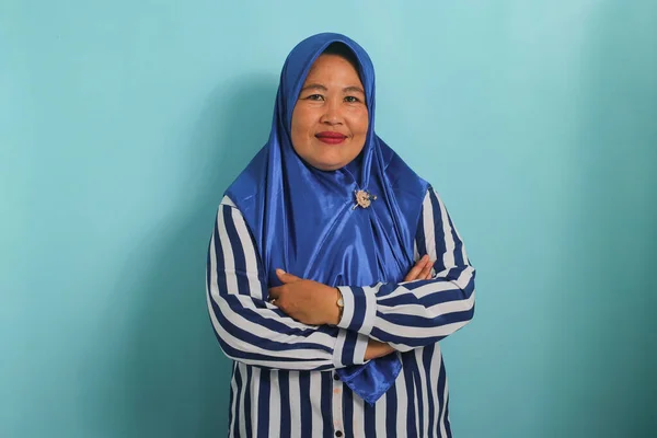 Leende Medelålders Asiatisk Kvinna Klädd Blå Hijab Och Randig Skjorta — Stockfoto