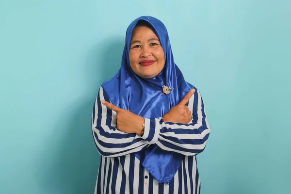 Mavi Tesettürlü Çizgili Tişörtlü Gülümseyen Orta Yaşlı Bir Asyalı Kadın — Stok fotoğraf