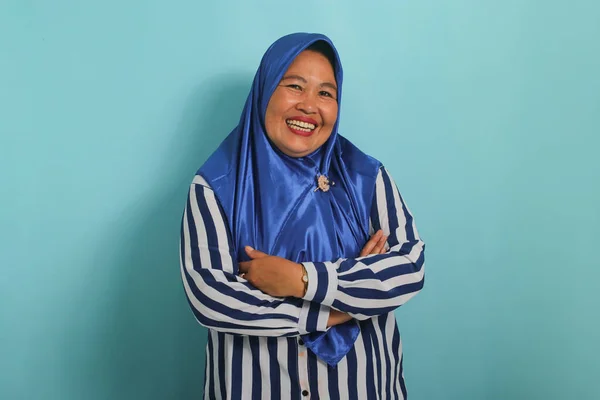 Eine Lächelnde Asiatin Mittleren Alters Die Einen Blauen Hijab Und — Stockfoto