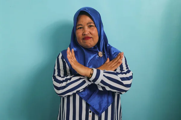 Una Mujer Asiática Seria Mediana Edad Con Hiyab Azul Está —  Fotos de Stock