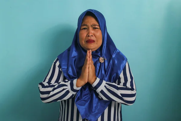 Seorang Wanita Asia Setengah Baya Yang Putus Asa Dan Menangis — Stok Foto