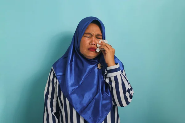 Zdenerwowana Azjatka Średnim Wieku Niebieskim Hidżabie Koszuli Paski Płacze Wyciera — Zdjęcie stockowe