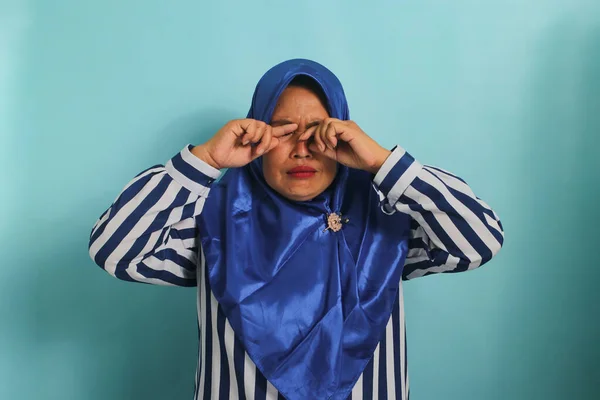Незадоволена Засмучена Азіатка Середнього Віку Одягнена Синю Хіджаб Смугасту Сорочку — стокове фото