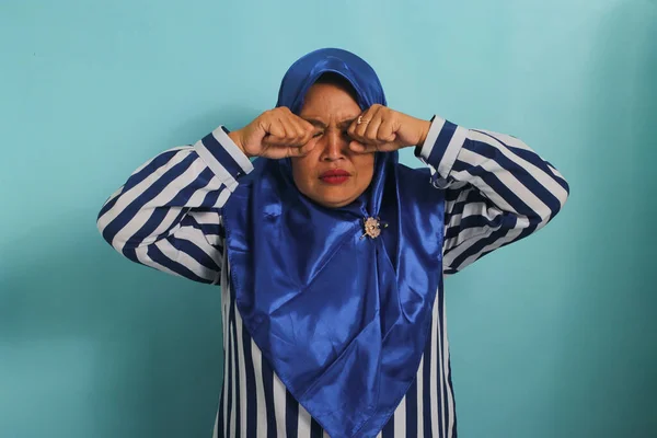 Niezadowolona Zdenerwowana Azjatka Średnim Wieku Ubrana Niebieski Hidżab Koszulę Paski — Zdjęcie stockowe