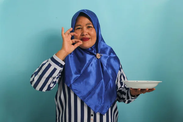 Szczęśliwa Azjatka Średnim Wieku Niebieskim Hidżabie Koszuli Paski Pokazuje Pyszny — Zdjęcie stockowe