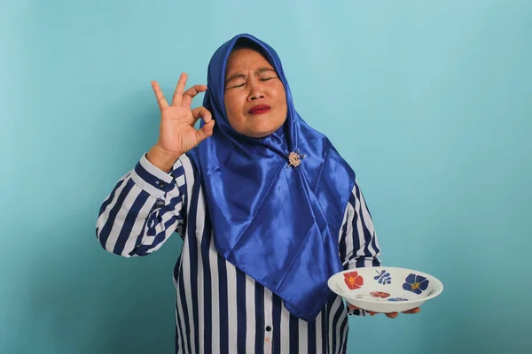 Una Mujer Asiática Mediana Edad Feliz Con Hiyab Azul Una — Foto de Stock