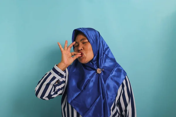 Glad Medelålders Asiatisk Kvinna Klädd Blå Hijab Och Randig Skjorta — Stockfoto