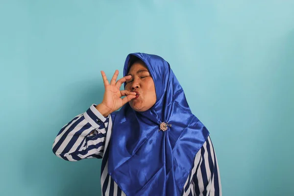 Glad Medelålders Asiatisk Kvinna Klädd Blå Hijab Och Randig Skjorta — Stockfoto
