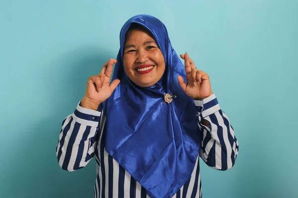 Uma Mulher Asiática Meia Idade Excitada Vestindo Hijab Azul Está — Fotografia de Stock