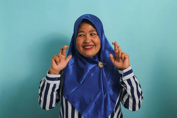Podekscytowana Azjatka Średnim Wieku Nosząca Niebieski Hidżab Nadzieję Optymizm Trzymając — Zdjęcie stockowe