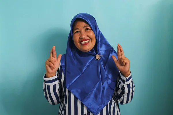 Vzrušená Asiatka Středního Věku Oblečená Modrém Hidžábu Optimistická Optimistická Drží — Stock fotografie