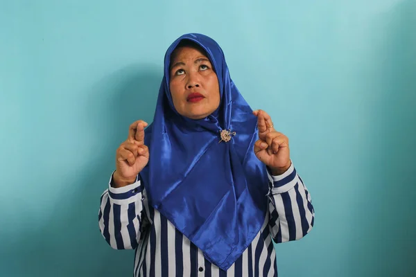 Retrato Uma Mulher Asiática Preocupada Mas Esperançosa Meia Idade Hijab — Fotografia de Stock