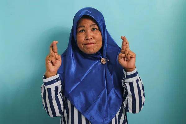 Portret Zmartwionej Ale Pełnej Nadziei Azjatki Średnim Wieku Hidżabie Pokazuje — Zdjęcie stockowe