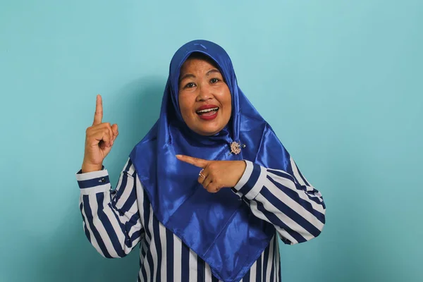 Podekscytowana Azjatka Średnim Wieku Niebieskim Hidżabie Koszuli Paski Wpada Niesamowity — Zdjęcie stockowe