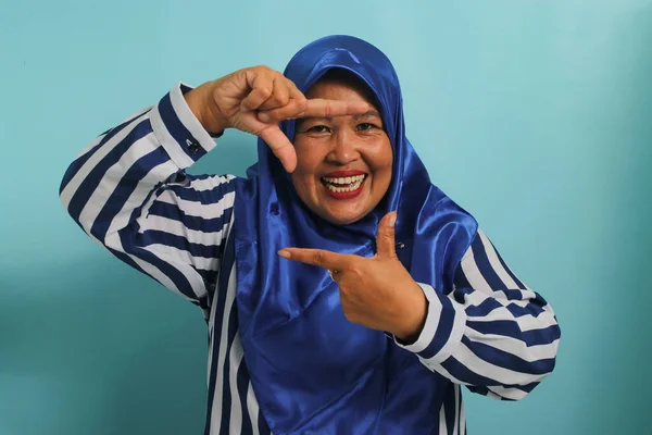 Een Geïnspireerde Middeleeuwse Aziatische Vrouw Een Blauwe Hijab Gestreept Shirt — Stockfoto