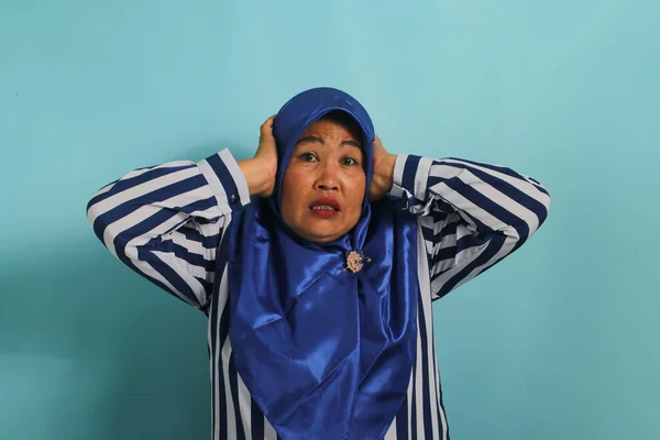 Een Verwarde Aziatische Vrouw Van Middelbare Leeftijd Met Een Blauwe — Stockfoto
