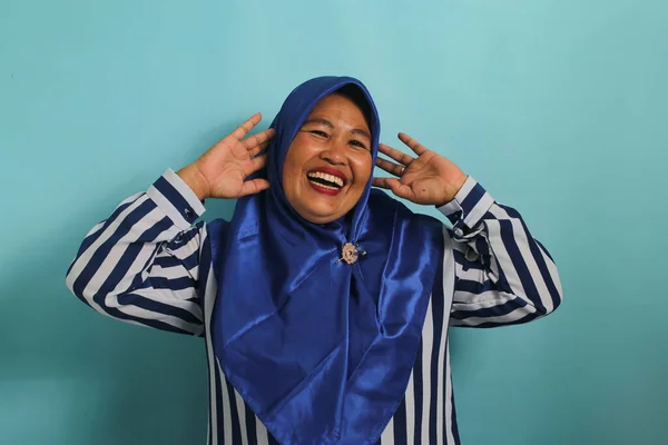 Seorang Wanita Asia Paruh Baya Yang Ceria Mengenakan Jilbab Biru — Stok Foto