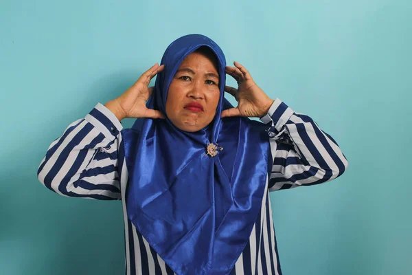 Znepokojená Asiatka Středního Věku Oblečená Modrého Hidžábu Pruhované Košile Popadne — Stock fotografie