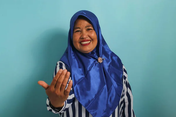 Дружелюбная Азиатка Средних Лет Синем Хиджабе Полосатой Рубашке Протягивает Руки — стоковое фото