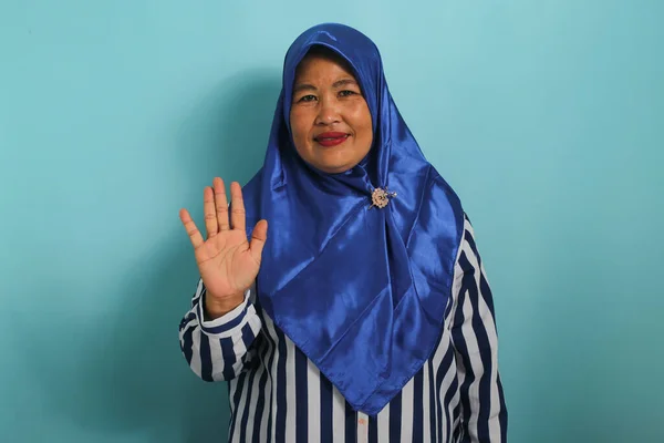Przyjazna Azjatka Średnim Wieku Niebieskim Hidżabie Koszuli Paski Uśmiecha Się — Zdjęcie stockowe
