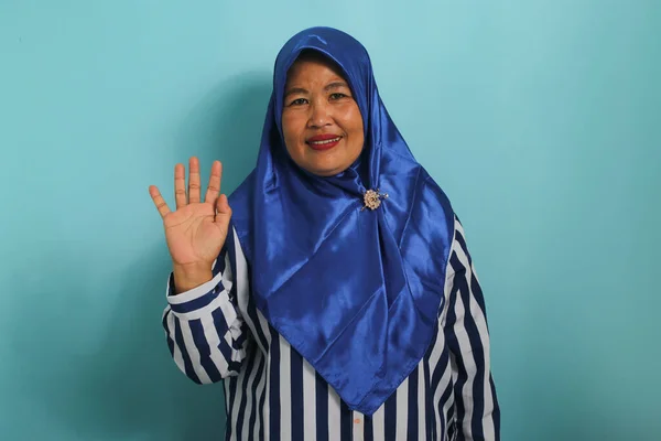 Uma Mulher Asiática Meia Idade Amigável Hijab Azul Camisa Listrada — Fotografia de Stock