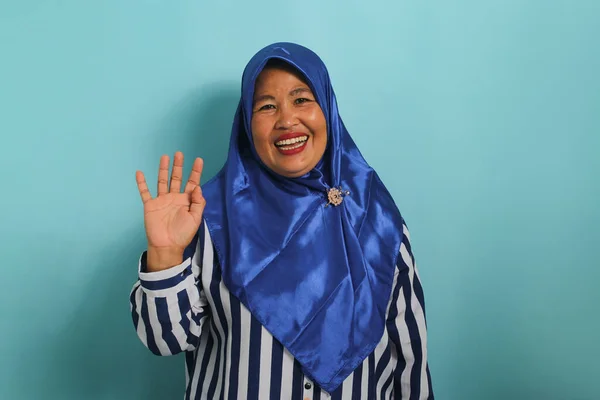 Uma Mulher Asiática Meia Idade Amigável Hijab Azul Camisa Listrada — Fotografia de Stock