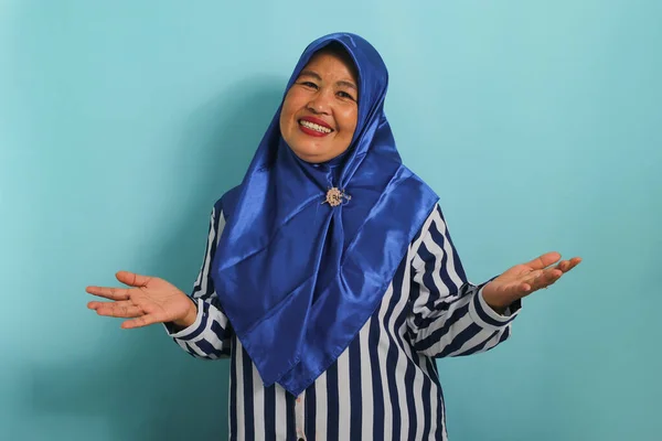 Seorang Wanita Asia Paruh Baya Yang Bahagia Dengan Mengenakan Jilbab — Stok Foto