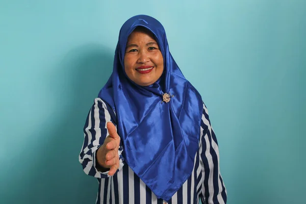 Självsäker Medelålders Asiatisk Kvinna Klädd Blå Hijab Och Randig Skjorta — Stockfoto
