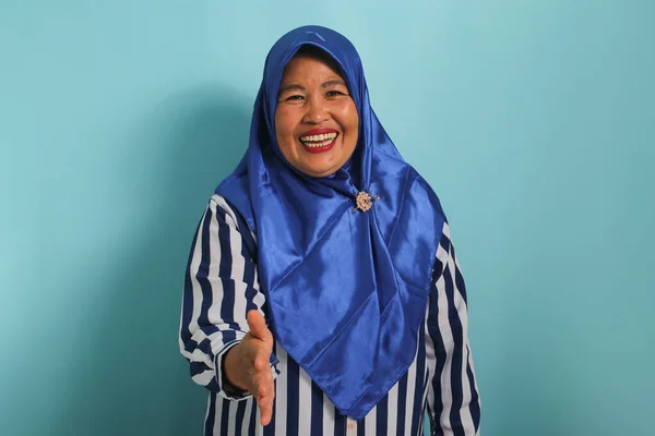 Seorang Wanita Asia Paruh Baya Yang Percaya Diri Mengenakan Jilbab — Stok Foto