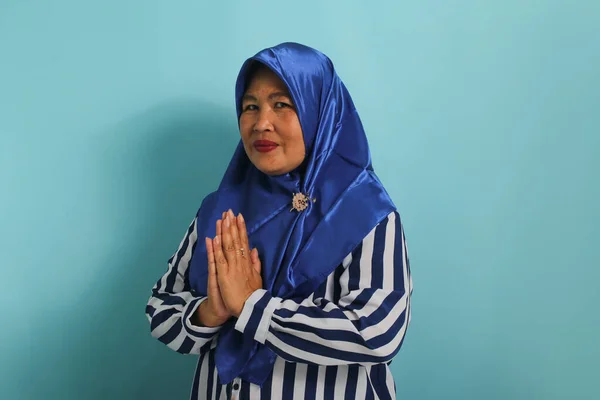 Retrato Uma Mulher Asiática Meia Idade Vestindo Hijab Azul Uma — Fotografia de Stock