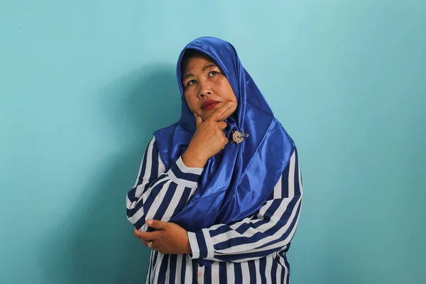 Seorang Wanita Asia Setengah Baya Yang Termenung Mengenakan Jilbab Biru — Stok Foto
