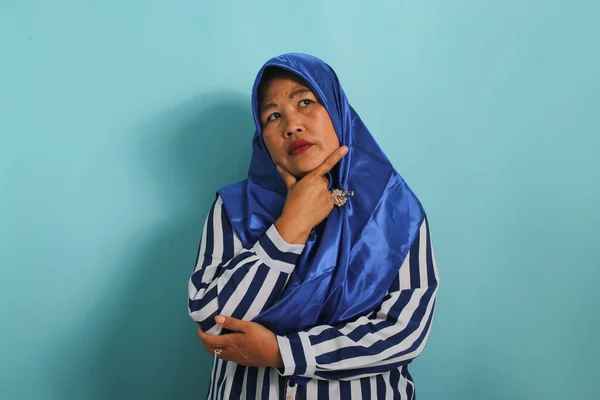 Mavi Tesettürlü Çizgili Tişörtlü Orta Yaşlı Düşünceli Bir Asyalı Kadın — Stok fotoğraf