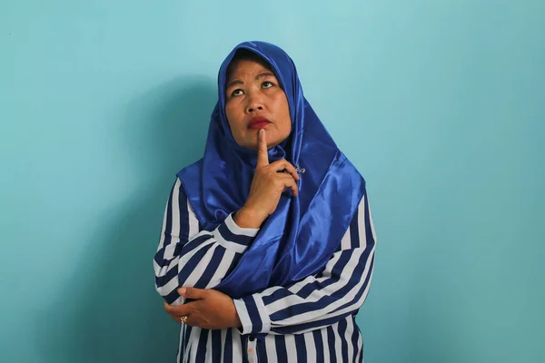 Pensiv Medelålders Asiatisk Kvinna Blå Hijab Och Randig Skjorta Tänker — Stockfoto