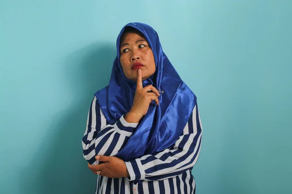 Una Mujer Asiática Mediana Edad Pensativa Con Hiyab Azul Una —  Fotos de Stock