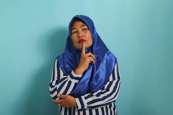 Pensiv Medelålders Asiatisk Kvinna Blå Hijab Och Randig Skjorta Tänker — Stockfoto