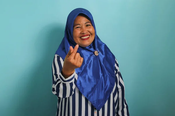 Azjatka Średnim Wieku Niebieskim Hidżabie Koszuli Paski Sprawia Mini Znak — Zdjęcie stockowe