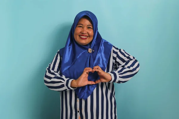 Leende Medelålders Asiatisk Kvinna Blå Hijab Och Randig Skjorta Gör — Stockfoto