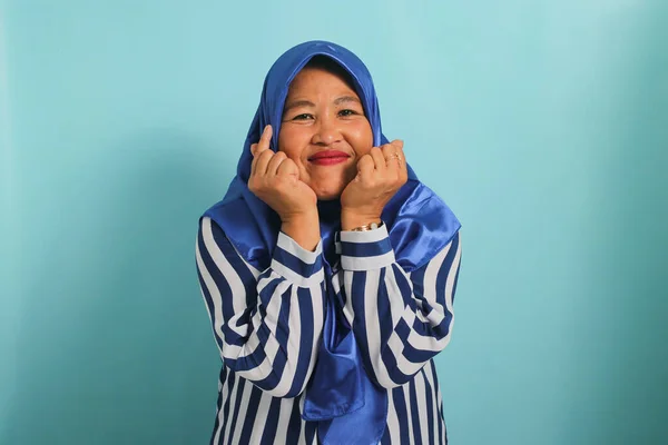 Azjatka Średnim Wieku Niebieskim Hidżabie Koszuli Paski Sprawia Mini Znak — Zdjęcie stockowe
