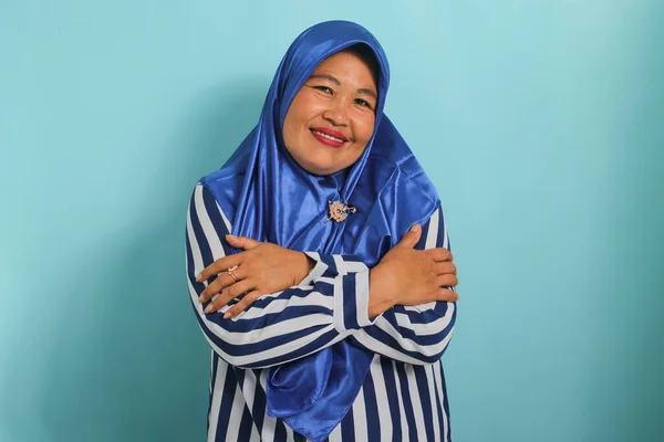 Seorang Wanita Asia Tengah Yang Tersenyum Mengenakan Jilbab Biru Dan — Stok Foto
