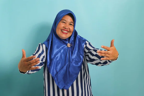 Uma Mulher Asiática Meia Idade Feliz Hijab Azul Camisa Listrada — Fotografia de Stock