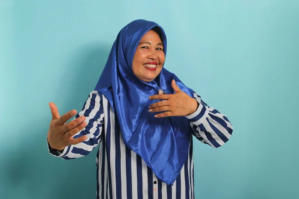 Una Mujer Asiática Feliz Mediana Edad Con Hiyab Azul Una —  Fotos de Stock