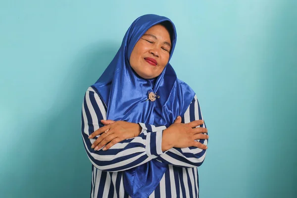 Een Glimlachende Aziatische Vrouw Van Middelbare Leeftijd Een Blauwe Hijab — Stockfoto