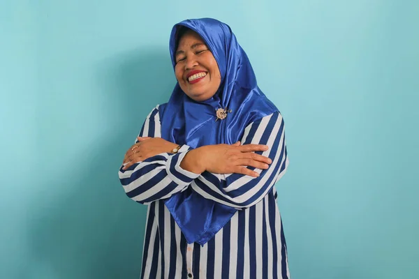 Usmívající Asiatka Středověku Modrém Hidžábu Pruhované Košili Obejme Vyzařuje Štěstí — Stock fotografie